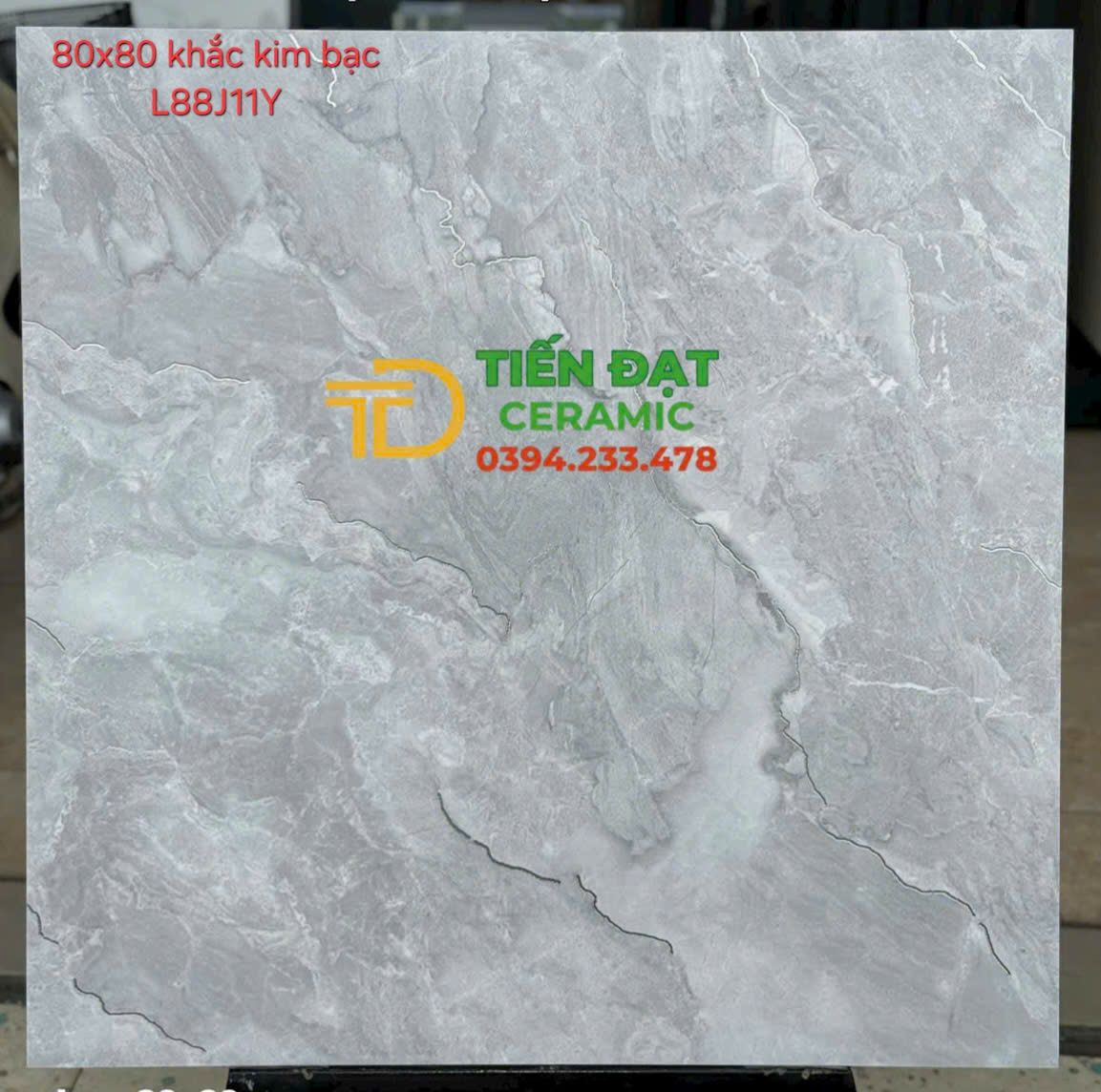 Gạch Lát Nền Phòng Khách 80x80 Vân Giả Đá Khắc Vàng Kim